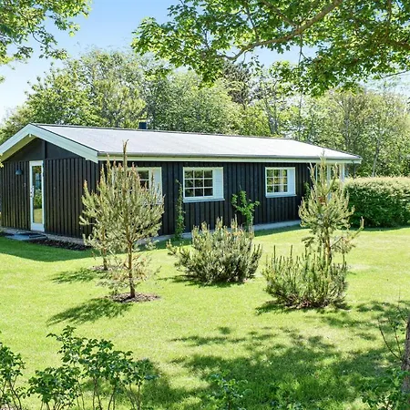 Three-bedroom Holiday In Tisvildeleje